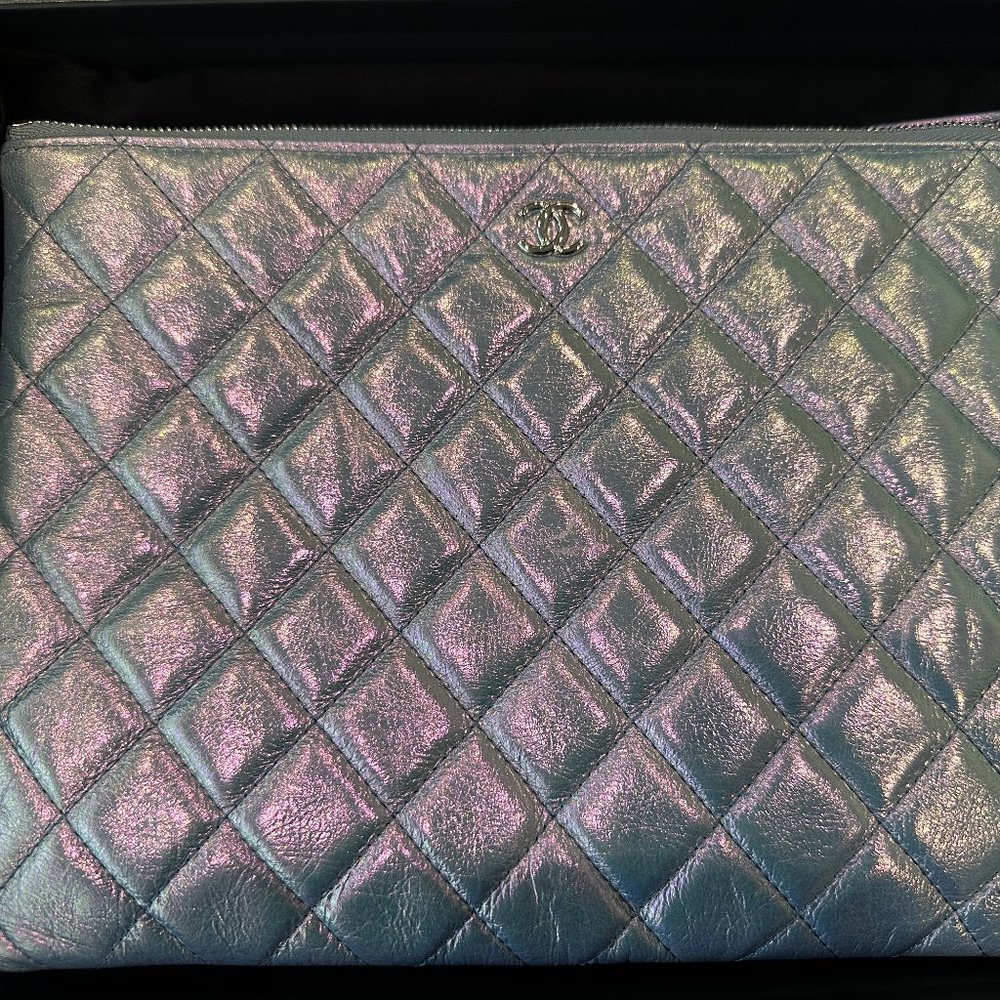 🔥RARE!!  NWT CHANEL•Iridescent O Case Clutch